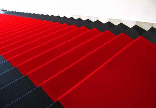 Treppe mit rotem Teppich 2