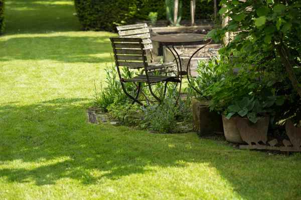 romantischer Pausenplatz im Garten