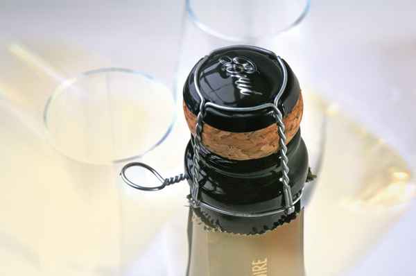 Sekt-Flaschenkopf mit Gläsern