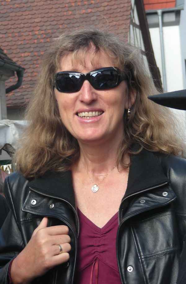 Sie mit Sonnenbrille