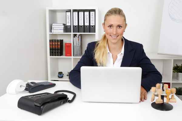 Frau mit Notebook