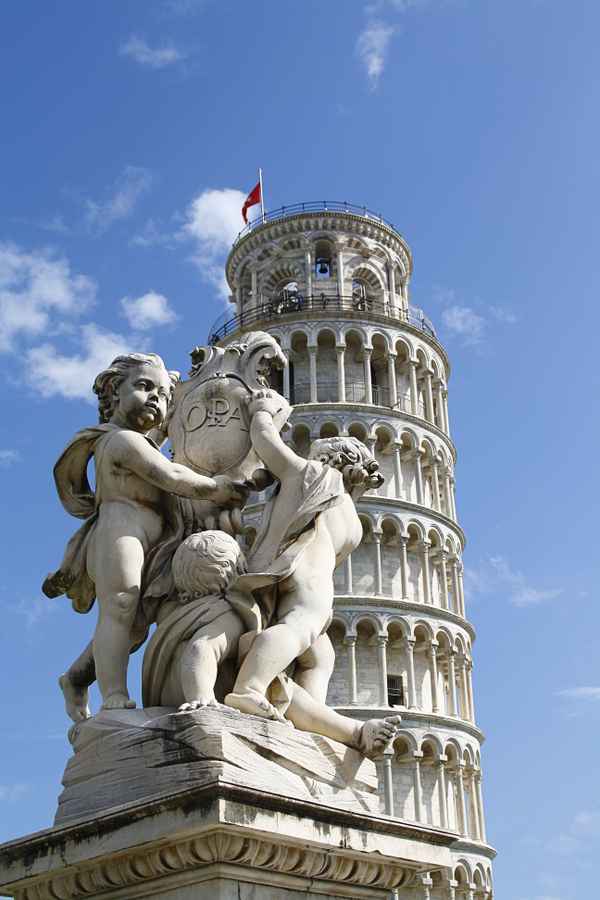 Engel vor dem schiefen turm von pisa