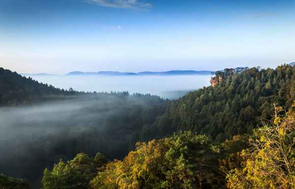 Nebelschleier ziehen über die Berge