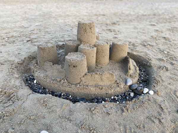 Sandburg auf Strand am Mittelmeer / Foto: Alexander Hauk