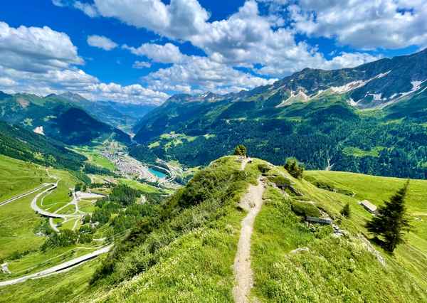 Gotthardt-Aussichtsplattform mit Blick ins Tal bei Airolo