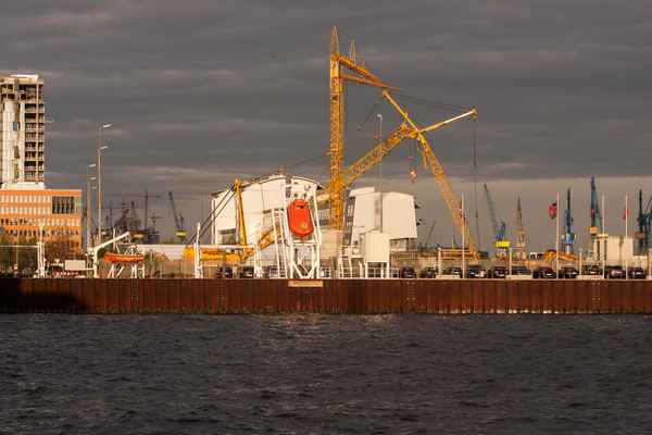 Rettungsboot am Dockland im Abendschein