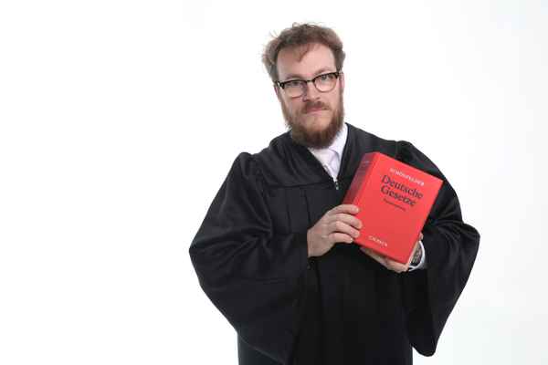 Richter mit Gesetzbuch