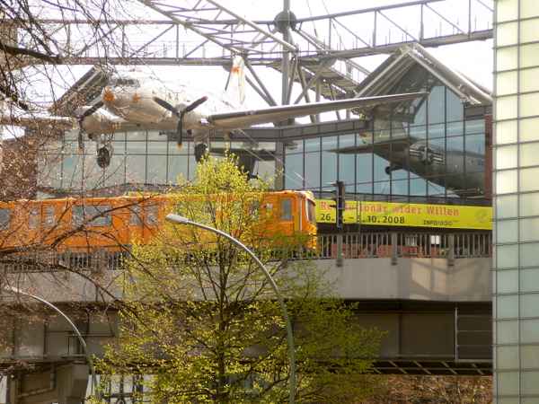 Deutsches Technikmuseum Berlin 01 mit gerade vorbeifahrender U-Bahn