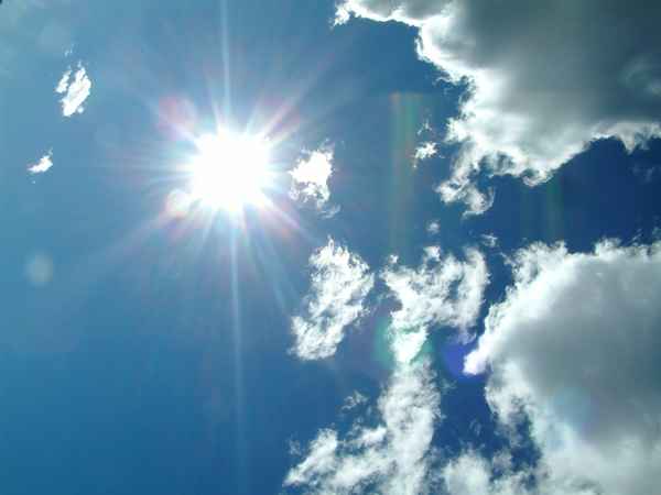 blauer Himmel und die Sonne lacht