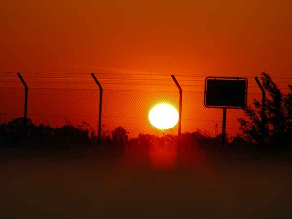 die Sonne eingezäunt vor der ILA