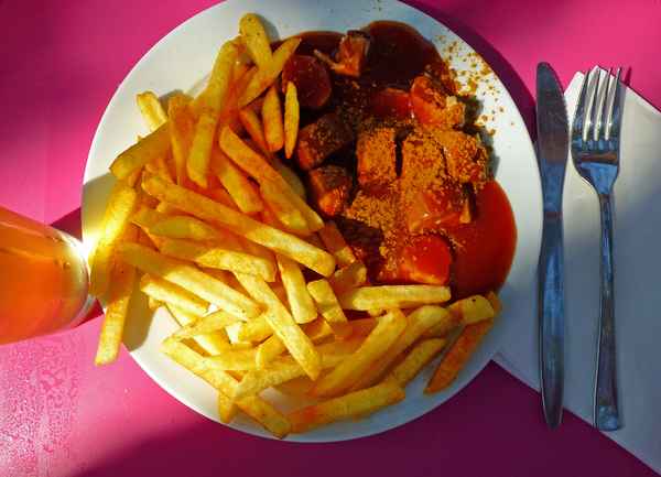 Currywurst mit Pommes