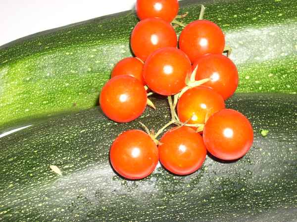 Zucchini und Tomaten