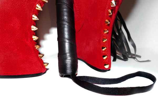 Rote hohe Schuhe mit Peitschenstiel