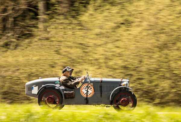 weiche Rundungen und scharfe Kurven....Oldtimer on Tour ..8..