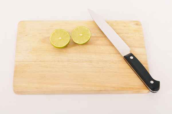 Limetten auf Holzbrett