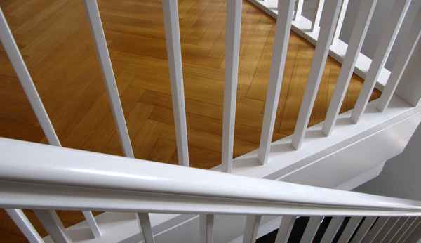 Treppenhaus in Holz und weiss