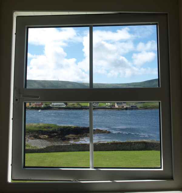 Blick durchs Fenster auf Landschaft