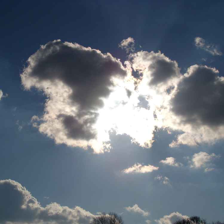 Himmel hinter Wolken