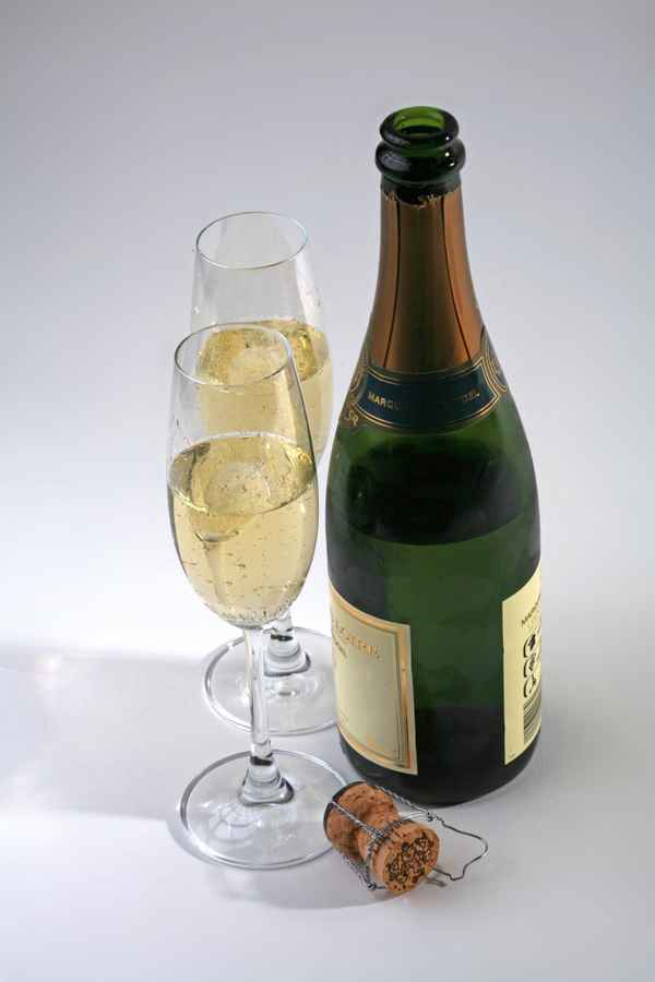 Cremont-Flasche mit 2 Gläsern und Korken