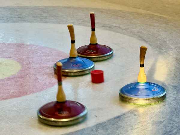 Eisstockschie&szlig;en im Winter.