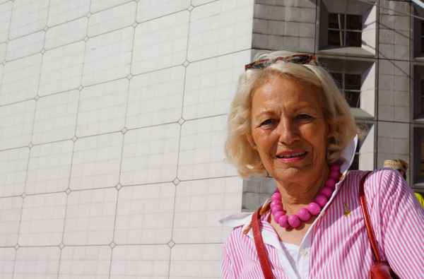 Seniorin in Paris - La Defense_1