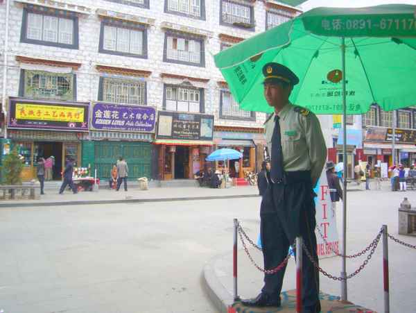 Vor einem Hotel in Lhasa