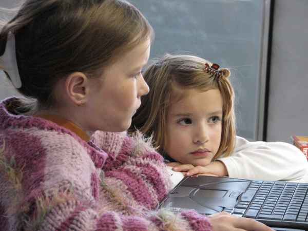 Geschwister am Laptop