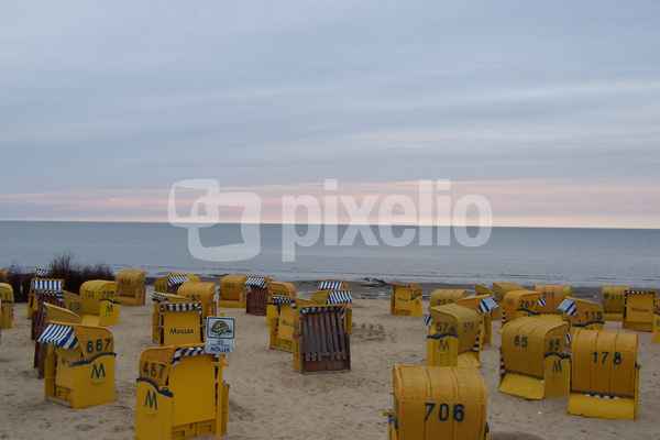 Strandkörbe an der Nordsee - abends