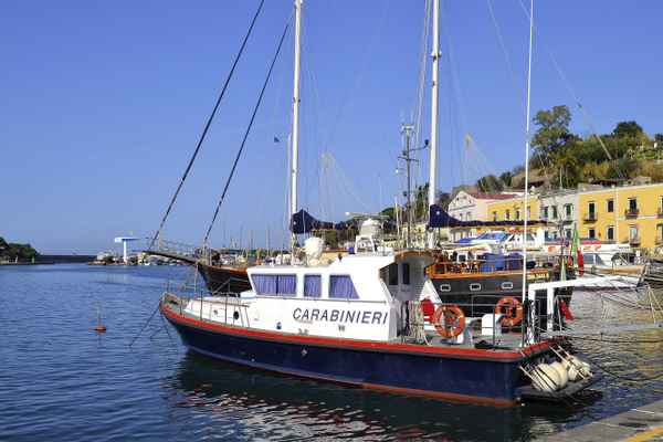 Im Hafen von Ischia: Ein Schiff der Carabinieri