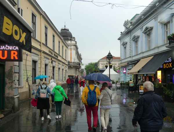Fussg&auml;ngerzone mit Regen