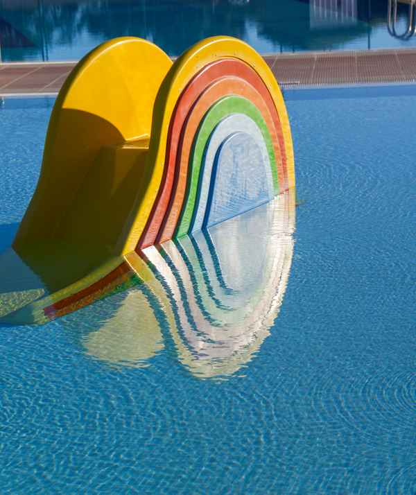 Kinder-Plantschbecken mit Rutsche