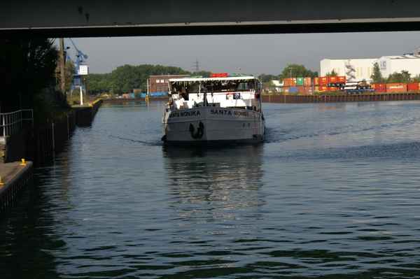 Fahrgastschiff Santa Monika auf dem Weg zum Anleger