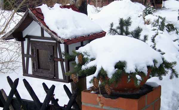 Verschneiter Hausbriefkasten