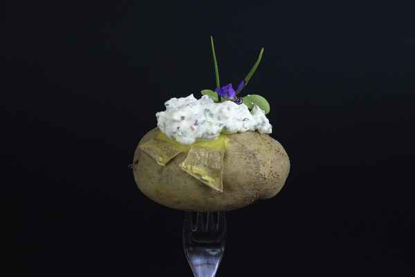 Pellkartoffel aufgegabelt