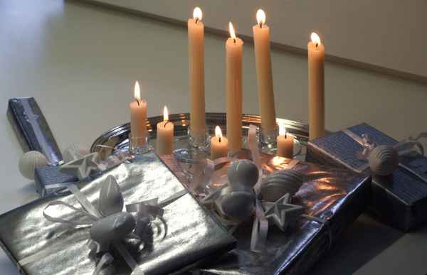 Geschenke in silber mit Kerzen