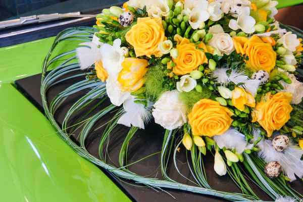 Hochzeits-Blumenschmuck gelb-weiss 2