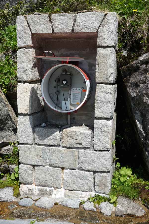 Altes Notruftelefon offen