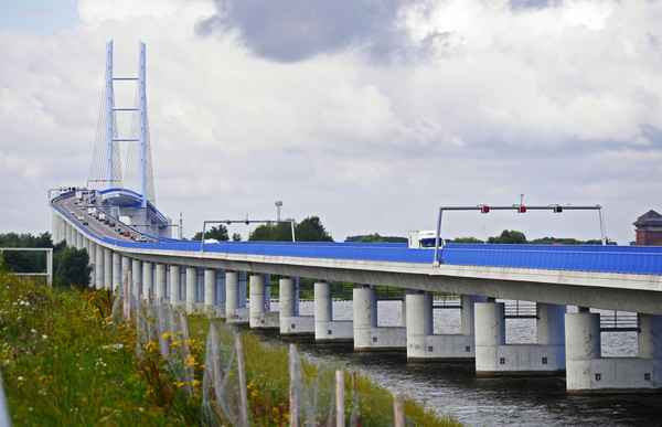 Die Rügenbrücke bei Stralsund . . . .