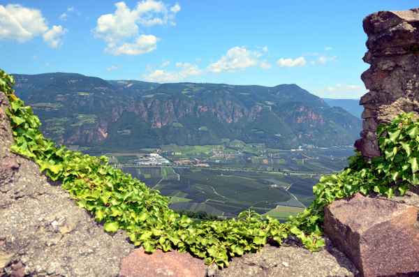 Blick von Burg Hocheppan ins Tal