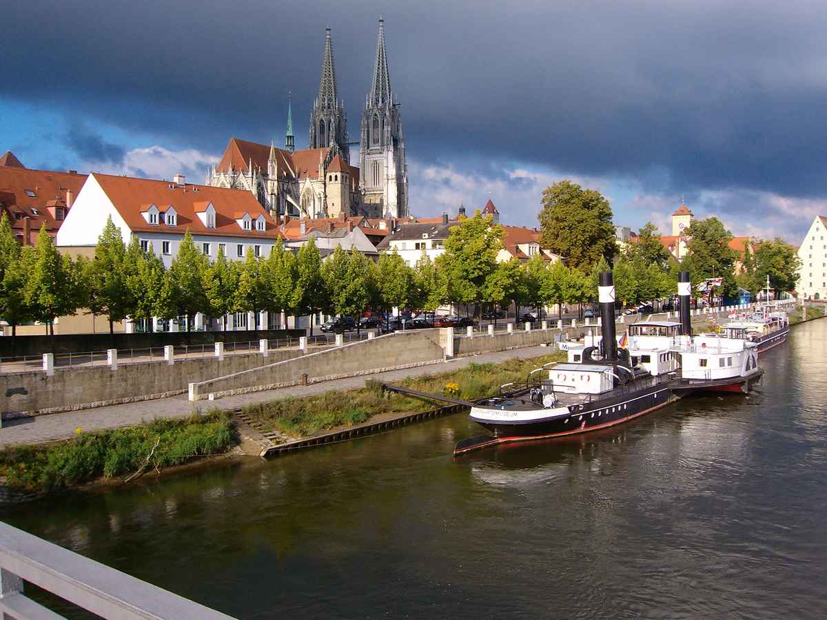 Regensburg Dom mit Altstadt und Donau