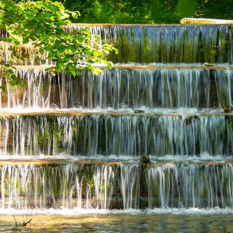 Herabstürzendes Wasser - oben langsam - unten schnell