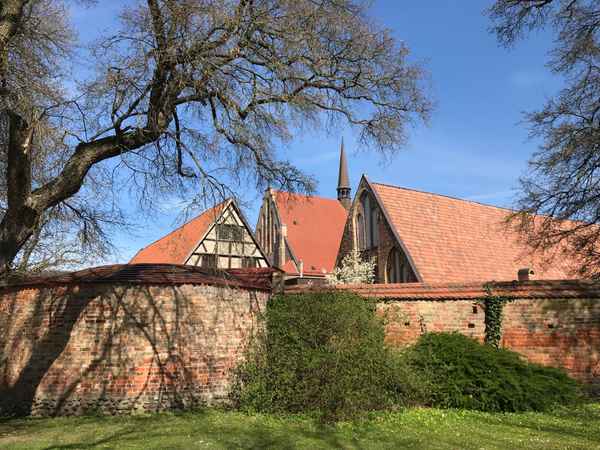 Rostock im Frühling: Blick auf die Stadtmauer / Foto: Alexander Hauk