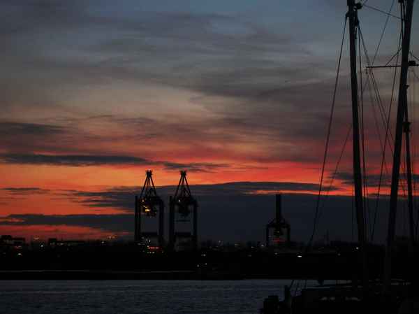 Hamburger Hafen im Sonnenuntergang