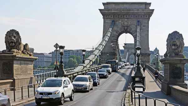 Budapest - Stau auf der Kettenbrücke