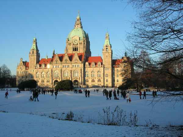 Hannover - Rathaus und zugefrorener Maschteich