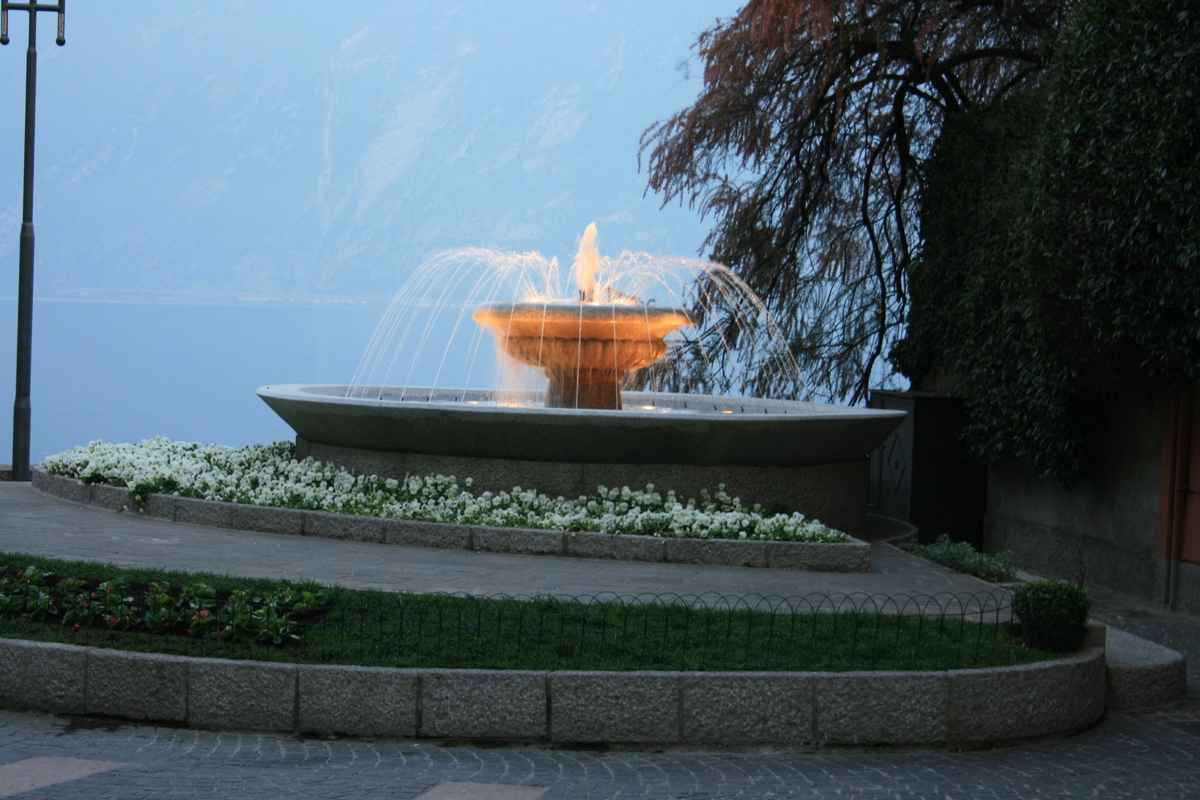 Beleuchteter Brunnen in Limone (Gardasee Italien)
