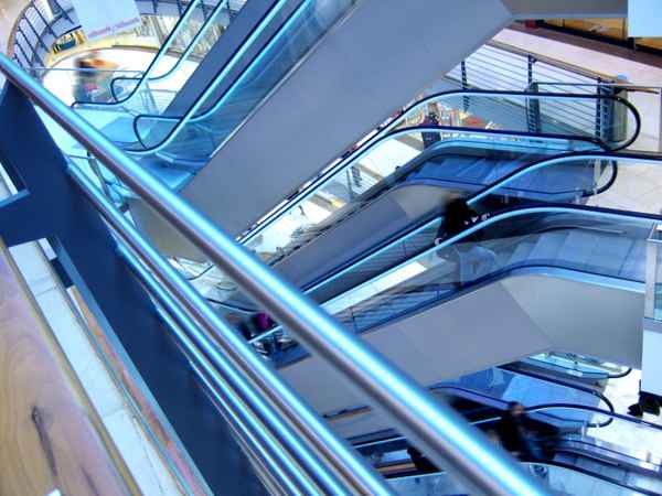 Rolltreppenhaus in falscher Lichtfarbe