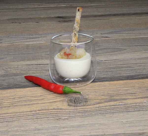 Gorgonzolamousse mit Birnenchutney und Leinsamenstick