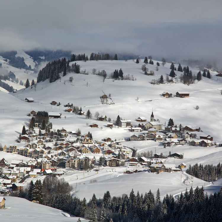 Oberiberg von den Bergen