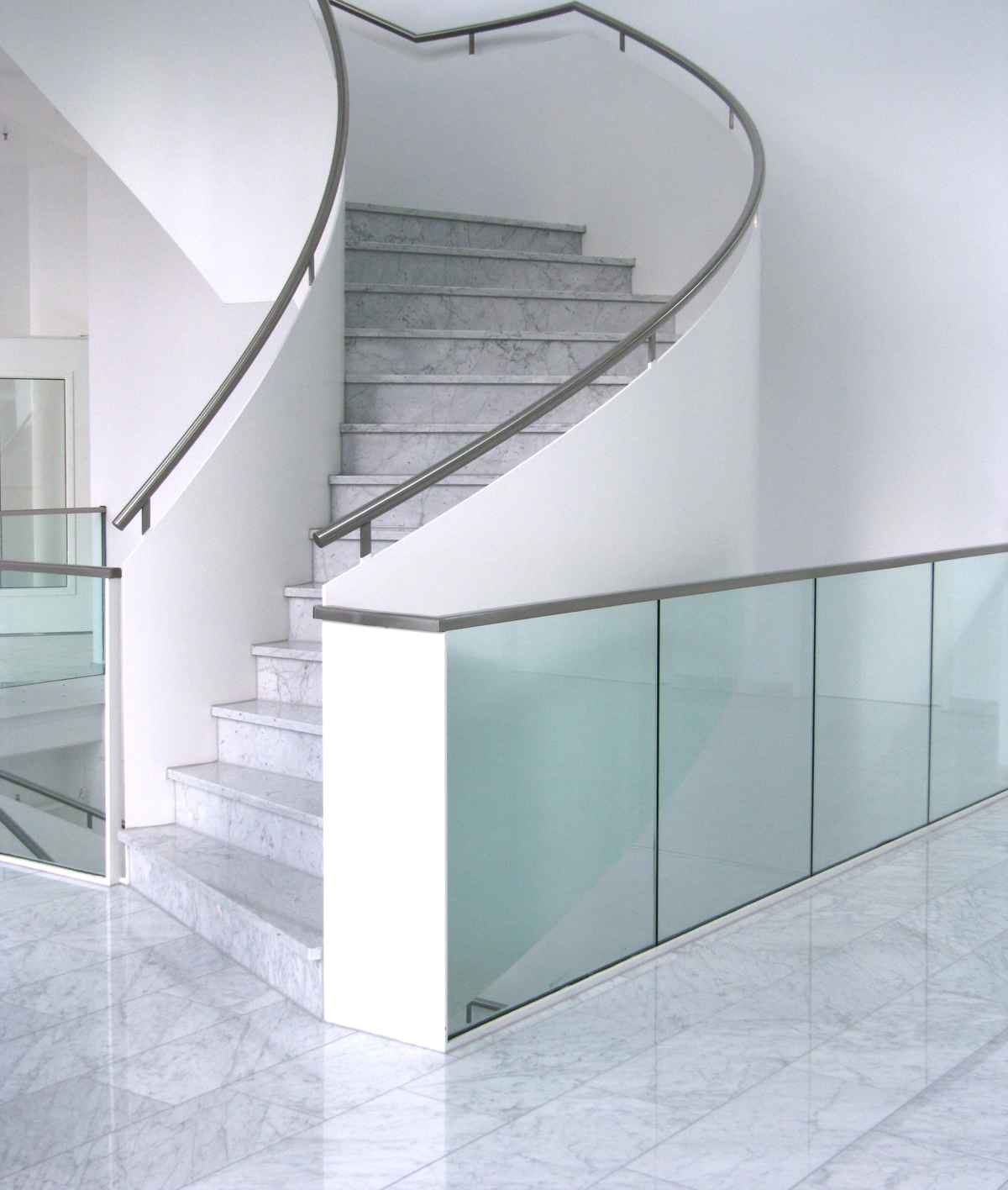 Treppenhaus Marmor und Glas_2